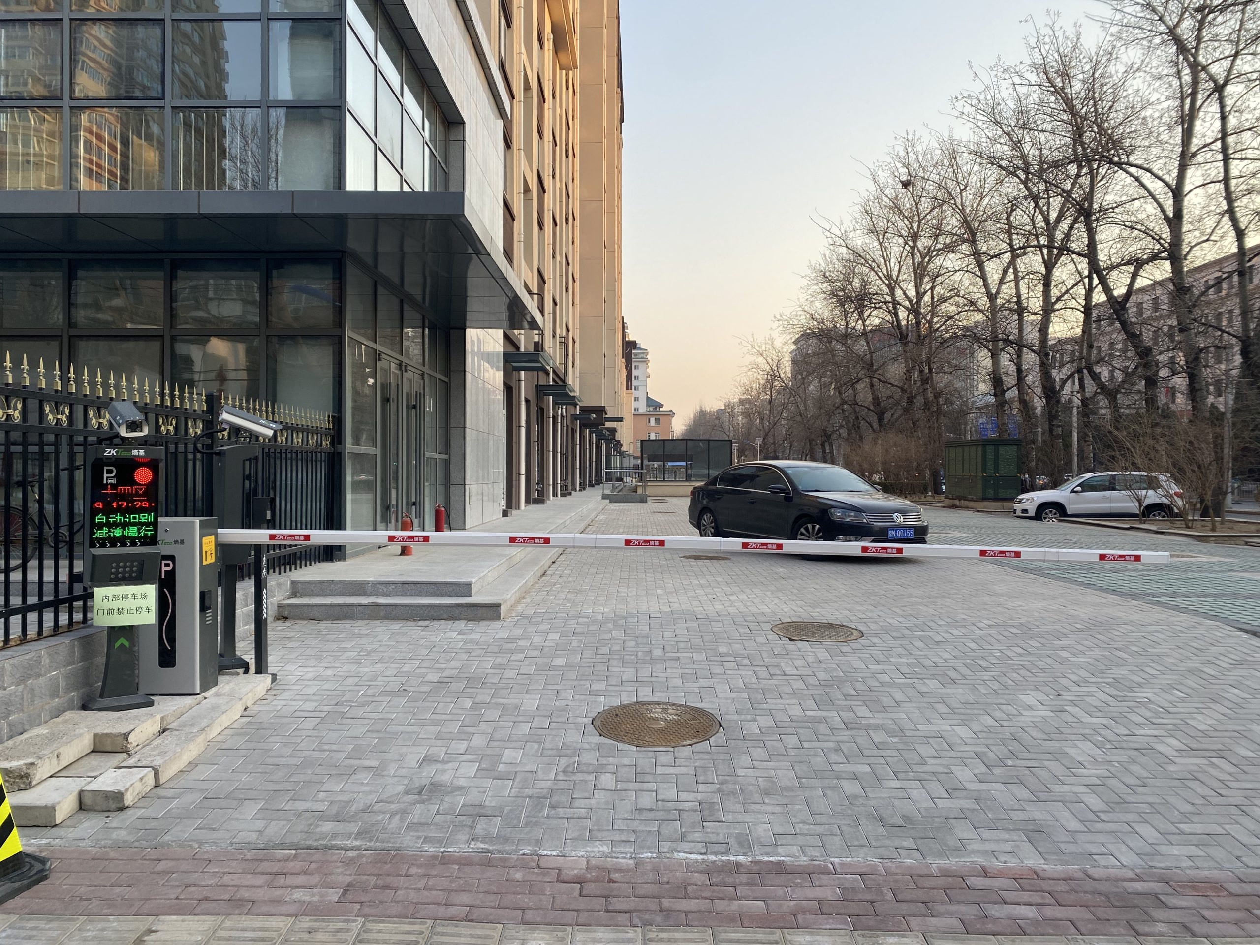 北京东四某停车场车牌识别无人化改造项目现场