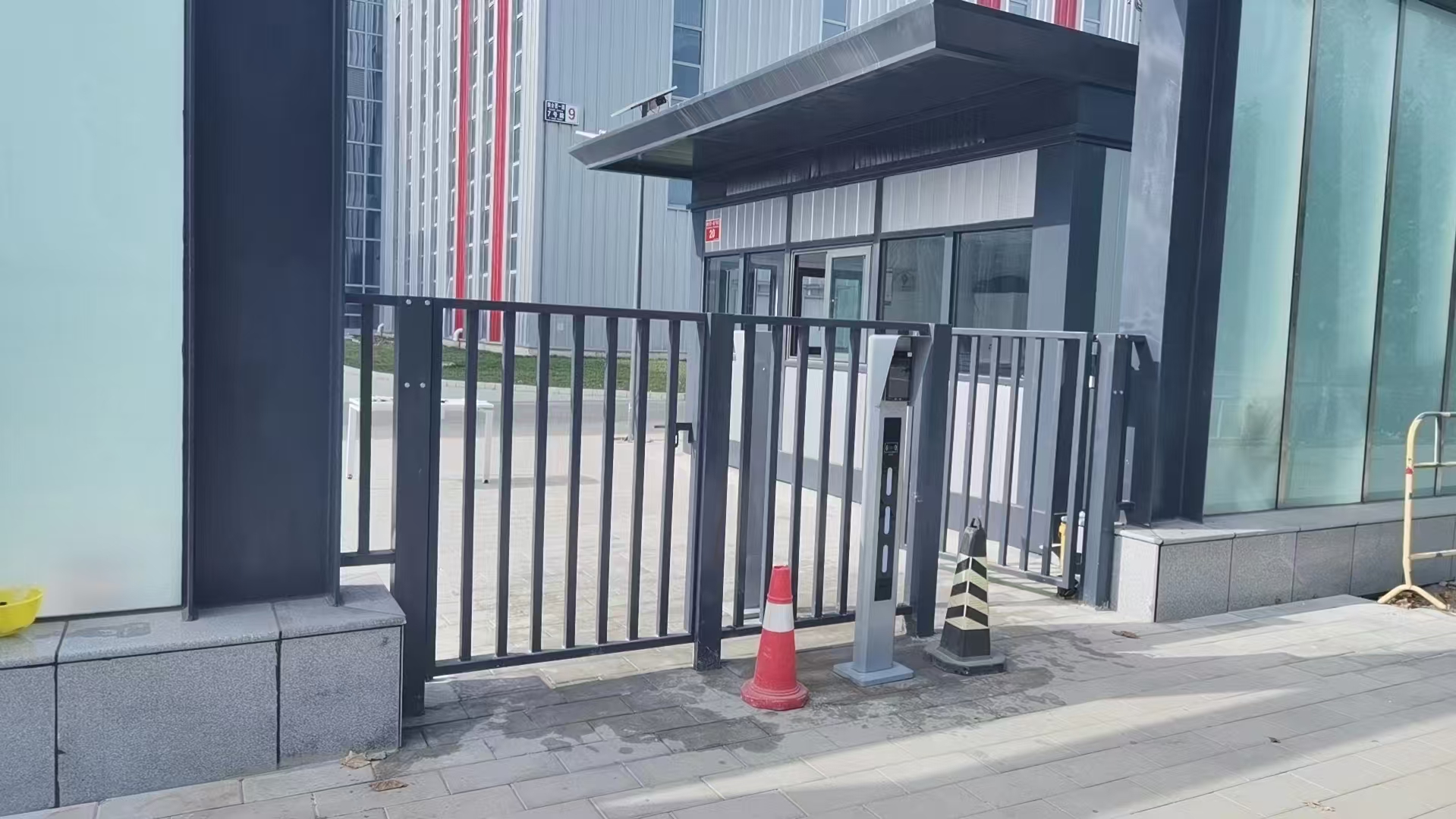 北京某大型药厂8寸人脸门禁考勤系统改造