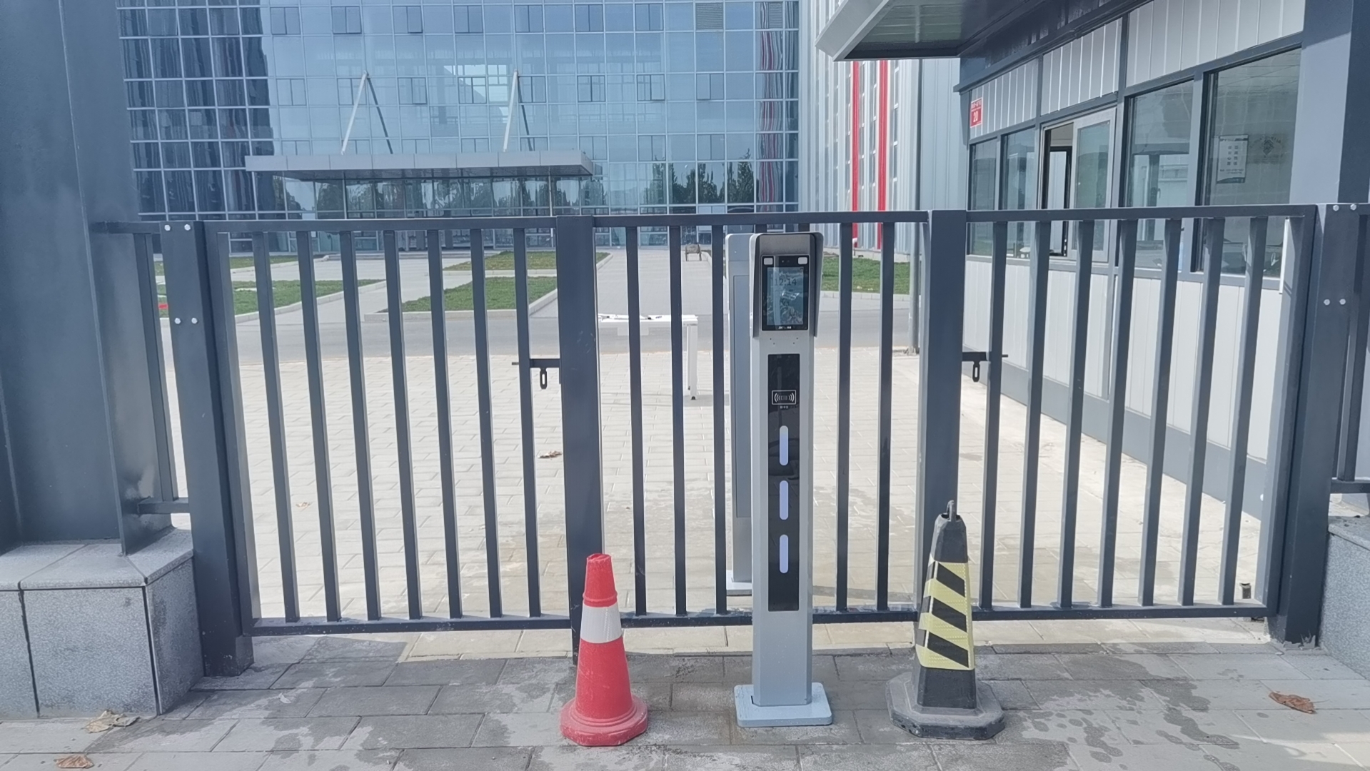 北京某大型药厂8寸人脸门禁考勤系统改造项目现场