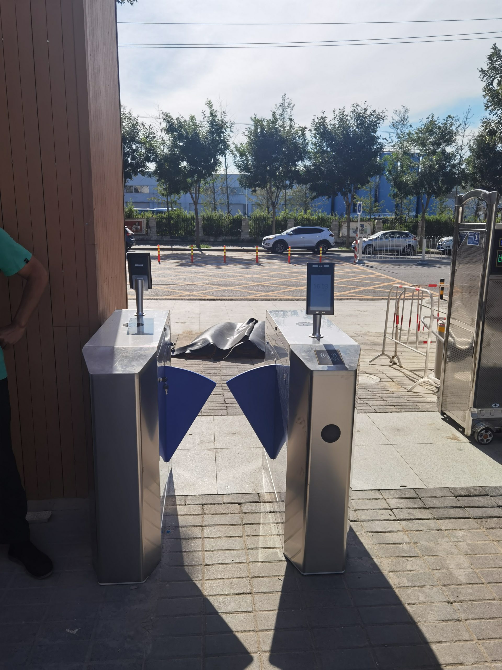 北京某幼儿园东西两校区人脸闸机门禁系统改造项目现场