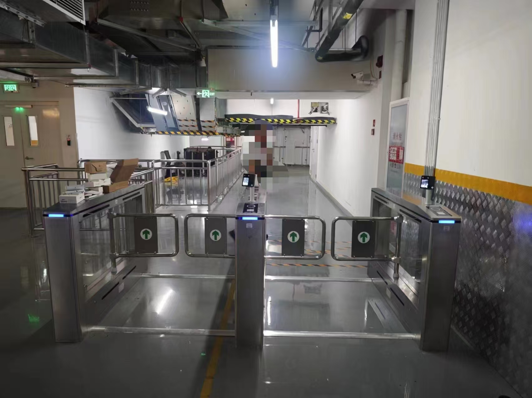 北京二环某写字楼地下停车场自行车通道闸机改造