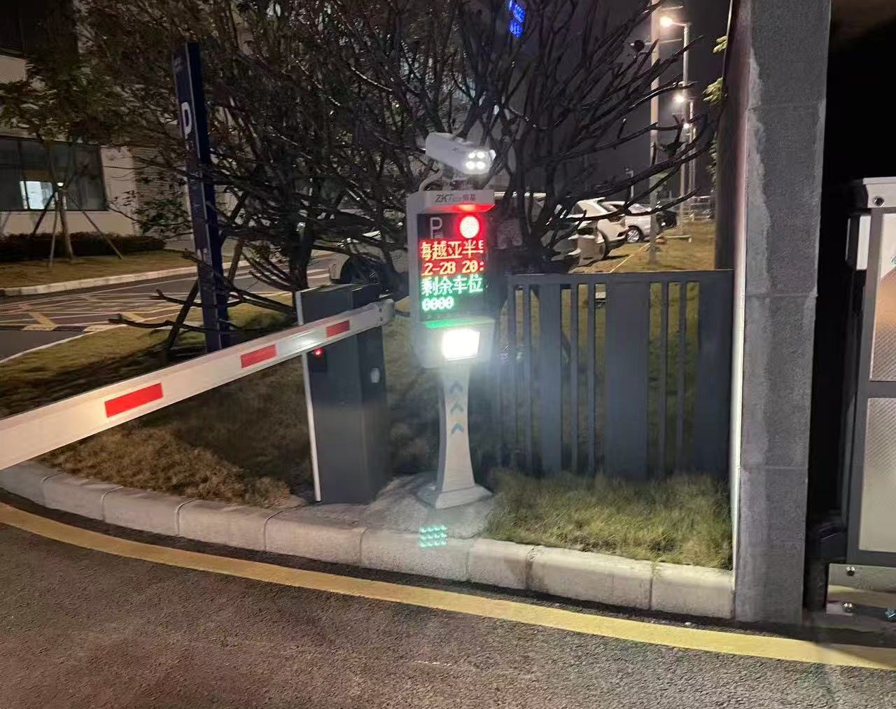医院三辊闸升级北京园区医院入口通行场景图
